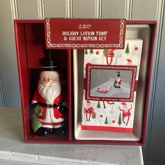 BNIB- 3 Piece Set- Ceramic Santa Soap Pump, 24 Hand Towels & Ceramic Towel Tray - Picture 14 of 16
